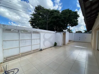 Sobrado com 4 Quartos à venda, 217m² no Parque Residencial Alcântara, Londrina