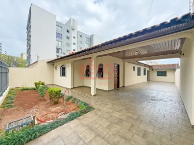Casa com 5 Quartos para alugar, 227m² no Zona 07, Maringá