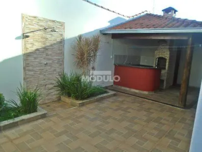 Casa com 3 Quartos para alugar, 200m² no Cidade Jardim, Uberlândia