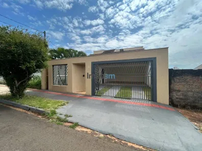 Casa com 3 Quartos para alugar, 200m² no Universitário, Londrina