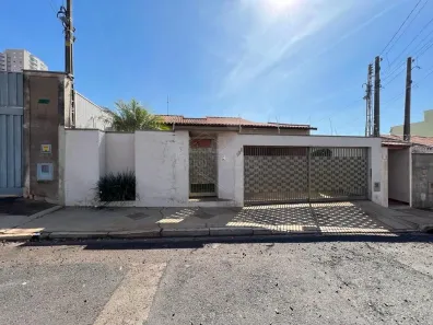 Casa com 3 Quartos para venda ou aluguel, 260m² no Centro, Araraquara