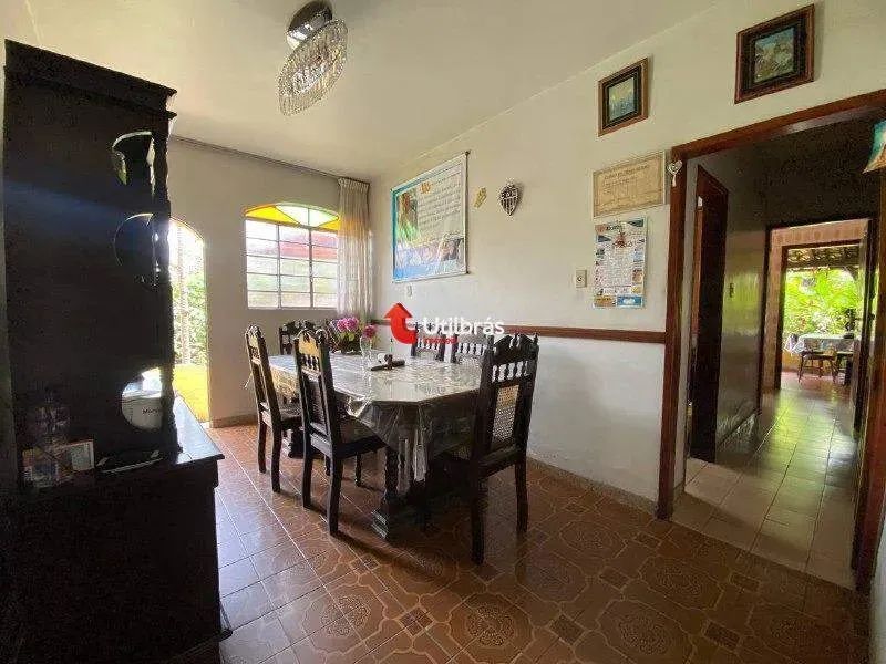 Casa com 4 quartos — Nova Esperança, Belo Horizonte