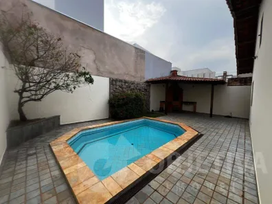 Casa com 3 Quartos para alugar, 213m² no Santa Mônica, Uberlândia