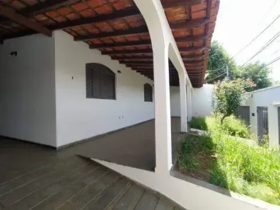 Casa com 4 Quartos à venda, 250m² no Jardim Brasília, Uberlândia