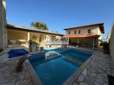 Casa com 4 Quartos à venda, 568m² no Santa Maria, Uberaba