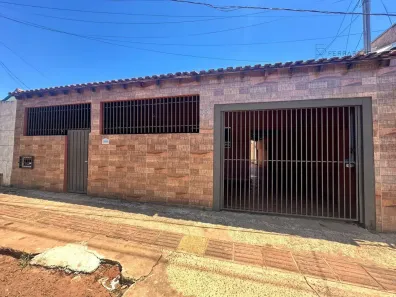 Casa com 3 Quartos para alugar, 70m² no Jardim Centenário, Campo Grande