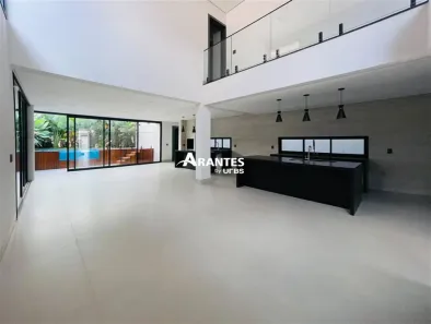 Sobrado com 4 Quartos à venda, 324m² no Vigilato Pereira, Uberlândia