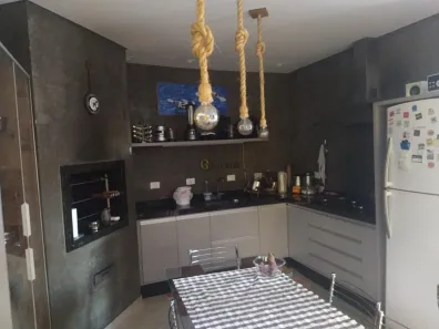 Sobrado com 4 Quartos para alugar, 270m² no Quebec, Londrina