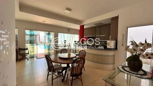 Casa com 4 Quartos para alugar, 450m² no Cidade Jardim, Uberlândia