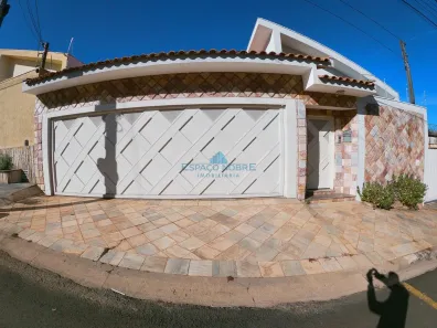 Casa com 3 Quartos para alugar, 276m² no São José, Franca