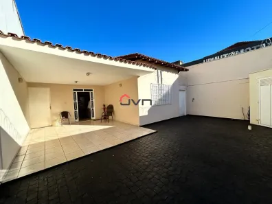 Casa com 3 Quartos para alugar, 230m² no Martins, Uberlândia