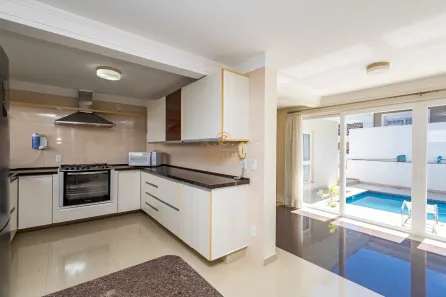 Casa de Condomínio com 4 Quartos para alugar, 501m² no Taboão, Curitiba