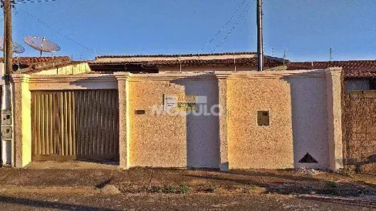 Casa com 3 Quartos para alugar, 120m² no São Jorge, Uberlândia