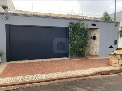 Casa com 3 Quartos para alugar, 230m² no Jardim Inconfidência, Uberlândia