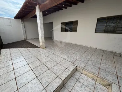 Casa com 3 Quartos para alugar, 140m² no Segismundo Pereira, Uberlândia