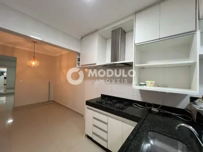 Apartamento com 2 Quartos para alugar, 70m² no Novo Mundo, Uberlândia
