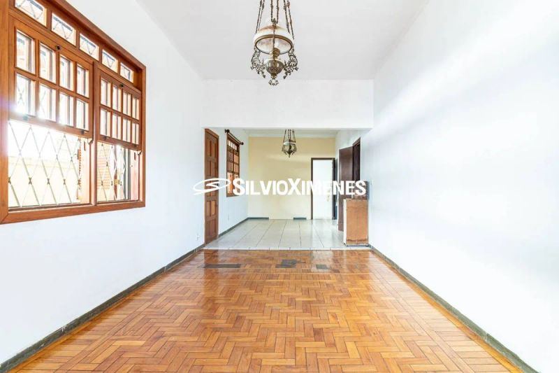 Casa com 4 quartos — Santo Antônio, Belo Horizonte