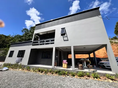 Casa com 3 Quartos para alugar, 270m² no Primeiro de Maio, Brusque
