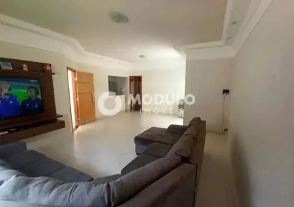 Casa com 3 Quartos para alugar, 170m² no Granada, Uberlândia