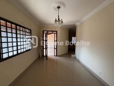 Casa com 3 Quartos para alugar, 200m² no Santa Mônica, Uberlândia