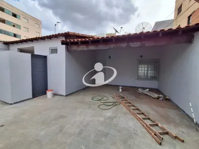 Casa com 3 Quartos para alugar, 140m² no Santa Mônica, Uberlândia