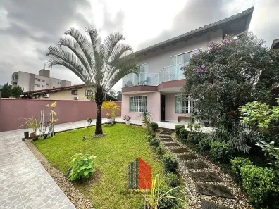 Sobrado com 4 Quartos à venda, 293m² no Floresta, Joinville