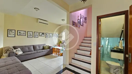 Sobrado com 3 Quartos à venda, 215m² no Jardim Vitória, Goiânia