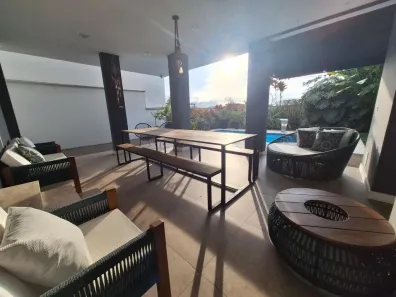Casa com 3 Quartos para alugar, 352m² no Saguaçu, Joinville