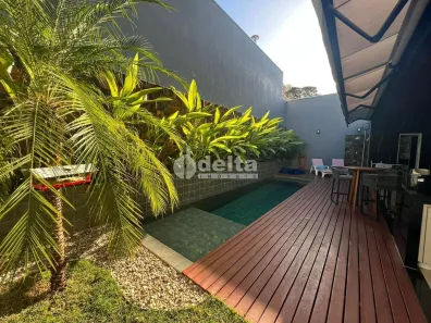 Casa com 3 Quartos para alugar, 305m² no Jardim Karaíba, Uberlândia
