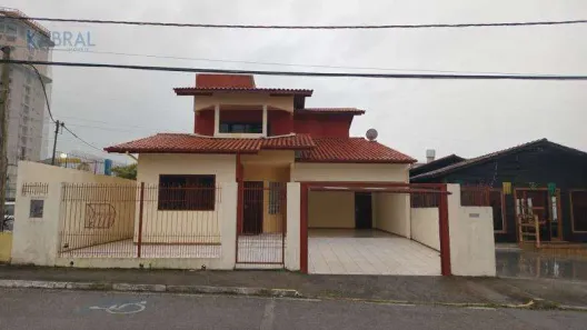 Casa com 4 Quartos para alugar, 242m² no Pagani, Palhoça