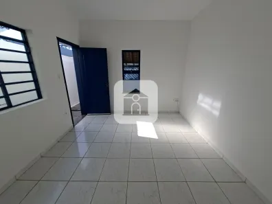 Casa com 2 Quartos para alugar, 106m² no Umuarama, Uberlândia