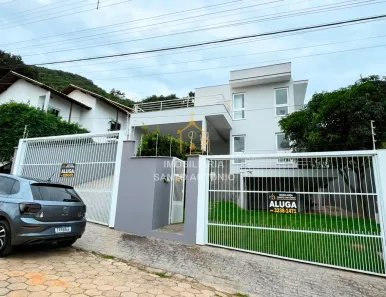 Casa com 3 Quartos para alugar, 400m² no Sambaqui, Florianópolis