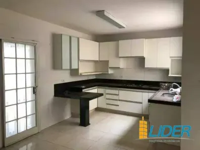 Casa com 3 Quartos à venda, 190000m² no Cidade Jardim, Uberlândia