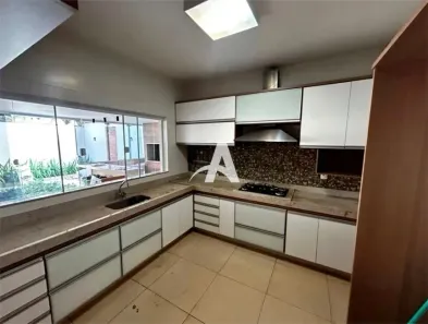 Casa de Condomínio com 3 Quartos para alugar, 200m² no Jardim Karaíba, Uberlândia