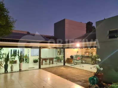 Casa com 4 Quartos à venda, 212m² no Marta Helena, Uberlândia