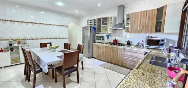 Casa com 3 Quartos para venda ou aluguel, 250m² no Três Montanhas, Osasco