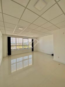 Sala Comercial à venda, 32m² no Barreiros, São José