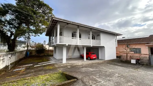 Casa com 3 Quartos para alugar, 250m² no Anita Garibaldi, Joinville
