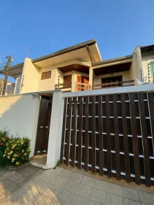 Sobrado com 4 Quartos para alugar, 205m² no Jardim Iguaçu, Maringá