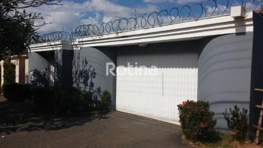 Casa com 3 Quartos para alugar, 230m² no Cidade Jardim, Uberlândia