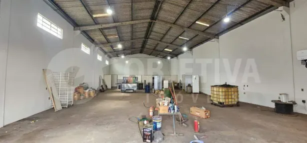 Galpão/Depósito/Armazém para alugar, 300m² no Nossa Senhora das Graças, Uberlândia