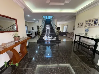 Casa com 4 Quartos para alugar, 380m² no Jaraguá, Uberlândia