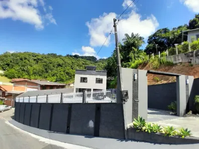 Casa com 4 Quartos para alugar, 175m² no Primeiro de Maio, Brusque