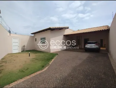 Casa com 3 Quartos para alugar, 200m² no Alto Umuarama, Uberlândia