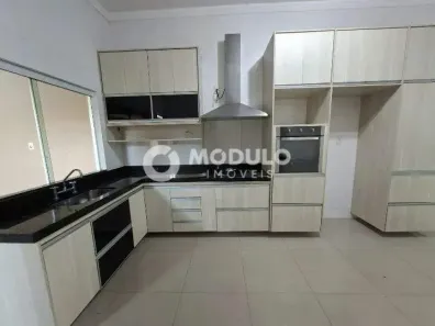 Casa com 3 Quartos para alugar, 241m² no Jardim Patrícia, Uberlândia