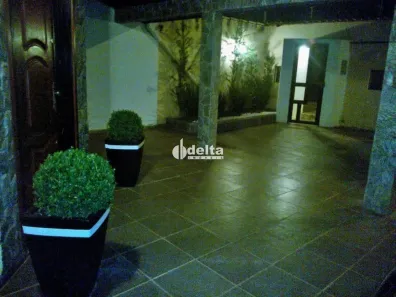 Casa com 3 Quartos à venda, 244m² no Segismundo Pereira, Uberlândia
