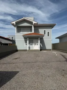 Casa com 2 Quartos para alugar, 150m² no Centro, Palhoça