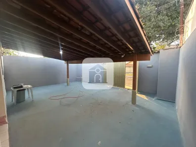 Casa com 3 Quartos para alugar, 324m² no Presidente Roosevelt, Uberlândia