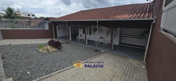 Casa com 3 Quartos para alugar, 160m² no Petrópolis, Joinville