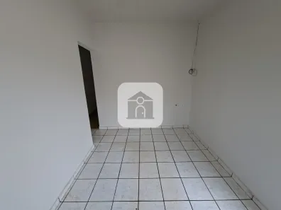 Casa com 2 Quartos para alugar, 50m² no Marta Helena, Uberlândia